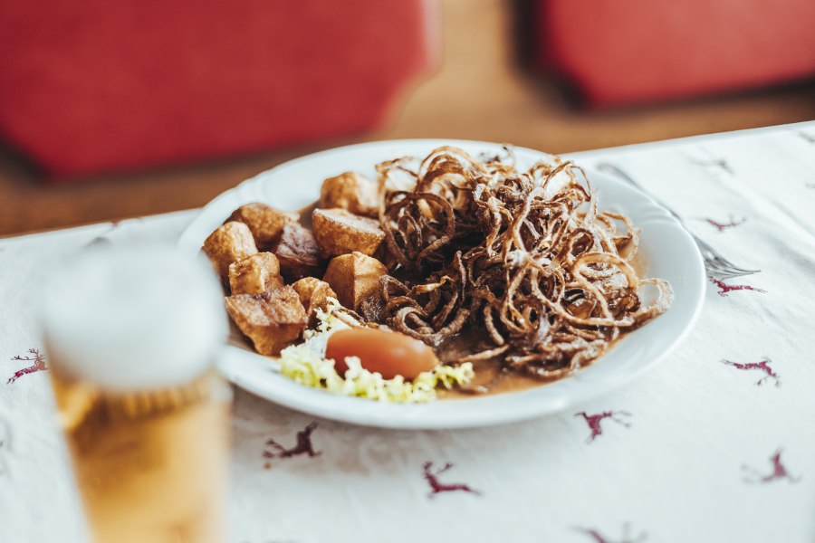 Zwiebelrostbraten mit Braterdäpfeln, © Niederösterreich Werbung/David Schreiber