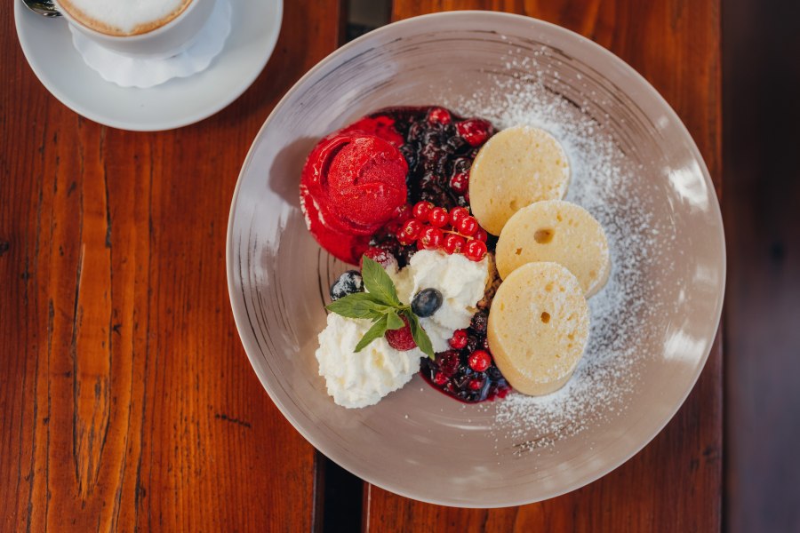 Grießstrudel auf Beerenragout mit Himbeereis, © Niederösterreich Werbung/Daniela Führer