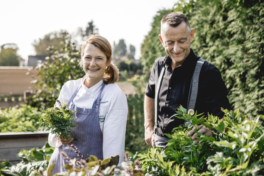 Wirtin Alexandra Labenbacher-Konecny im großen Wirtshausgarten, © Niederösterreich Werbung/David Schreiber