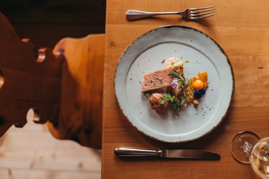 Geräuchertes Edelwelsfilet mit Sellerie-Erdnusssalat, © Niederösterreich Werbung/Daniela Führer