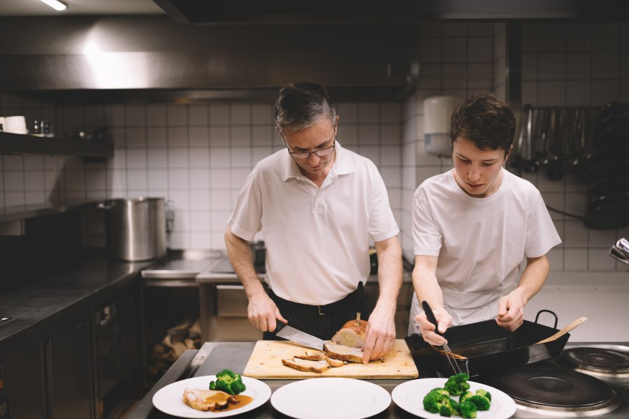 Vater und Sohn arbeiten in der Küche Seite an Seite, © Niederösterreich Werbung/Mara Hohla