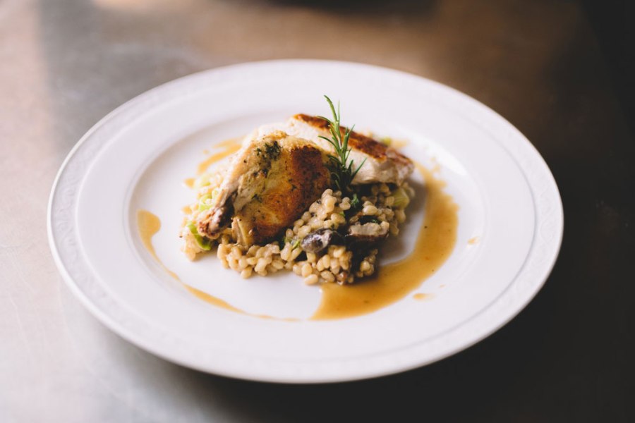 Maishendl mit Steinpilz-Zartweizen-Risotto, © Niederösterreich Werbung/Mara Hohla