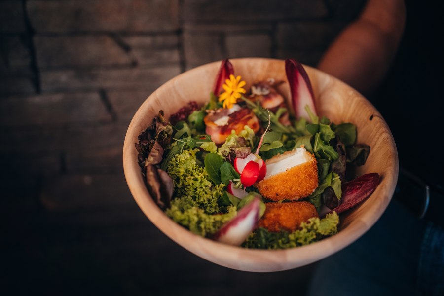 Gebackener Mostviertler Schafkäse auf Blattsalat, © Niederösterreich Werbung/Daniela Führer