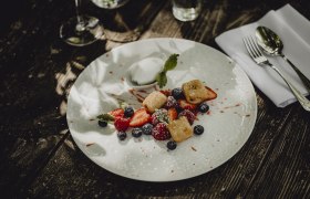 Gebackener Topfen mit Beeren und Joghurteis, © Niederösterreich Werbung/Sophie Menegaldo