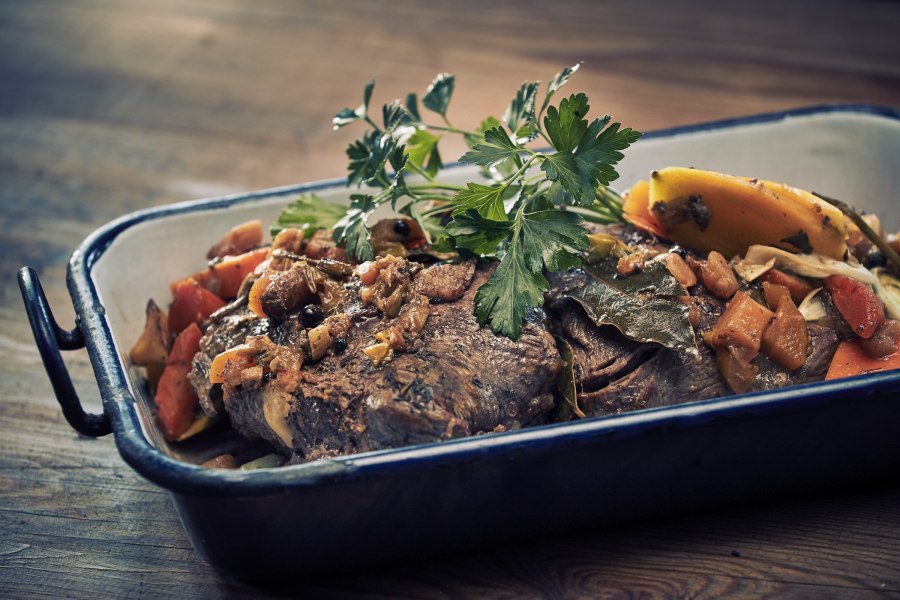 Gespickter Hirschkalbsbraten mit Wurzelgemüse und Semmelknödel, © Niederösterreich Werbung/Andreas Hofer