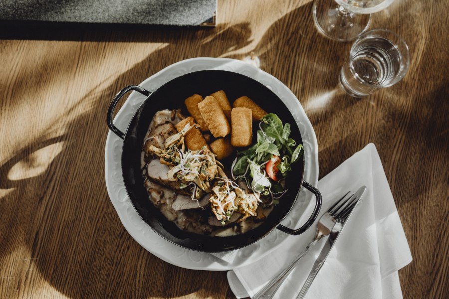 Schweinefilet mit Eierschwammerl und Kroketten, © Niederösterreich Werbung/Sophie Menegaldo