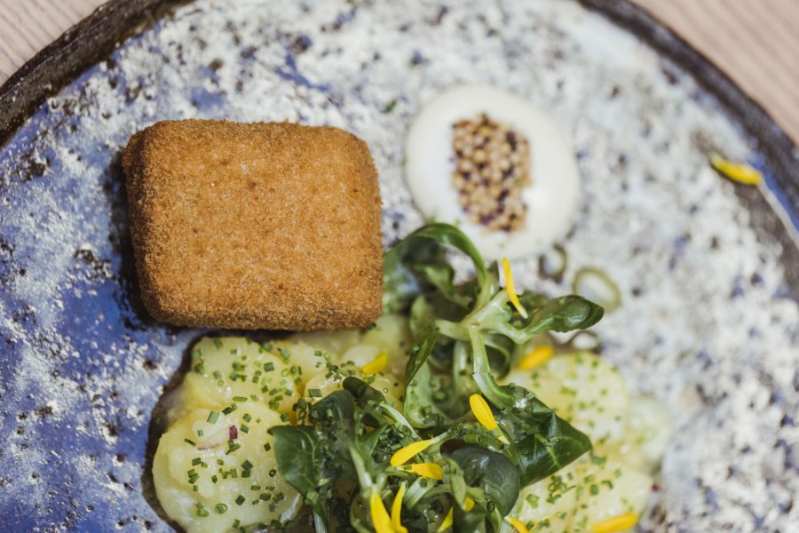 Kalbskopf auf Vogerl und Eräpfelsalat, © Niederösterreich Werbung/David Schreiber