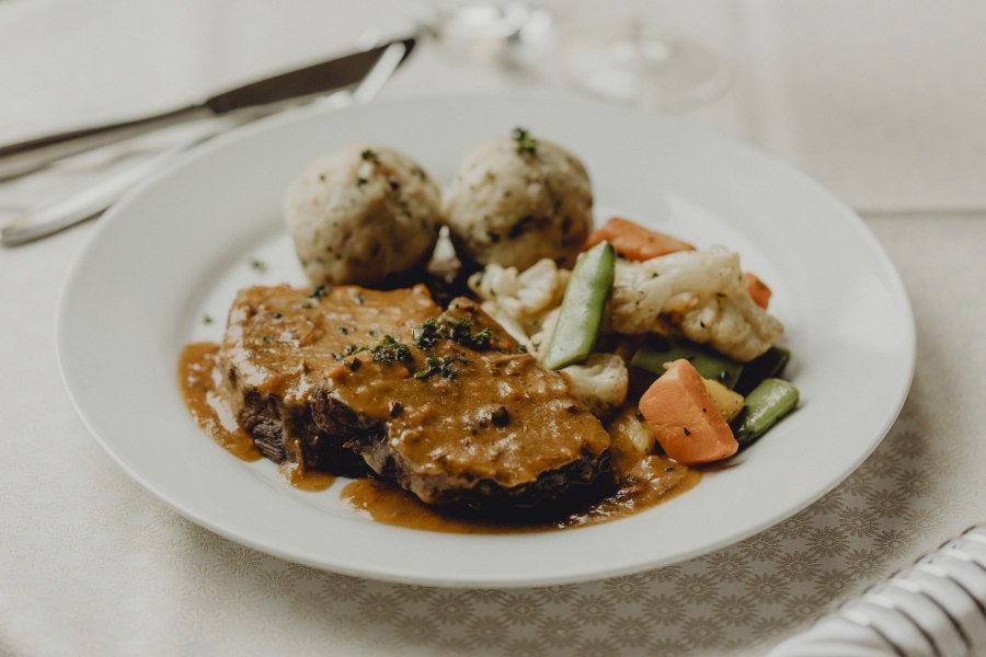 Alm-Ochensbraten, Speckrahmsafterl, Rosengemüse & Semmelknödel, © Niederösterreich Werbung/Sophie Menegaldo