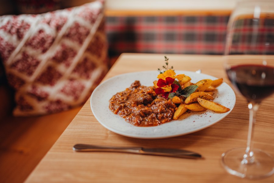 Lammragout mit Thymian-Kartoffeln, © Niederösterreich Werbung/Daniela Führer