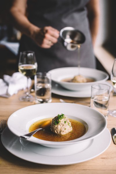 Ein Liebling auf der Speisekarte: Leberknödelsuppe, © Niederösterreich Werbung/Mara Hohla