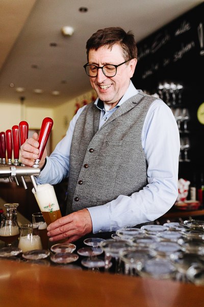 Wirt Josef Hag zapft das Gmünder Stadtbier, © Niederösterreich Werbung/Mara Hohla