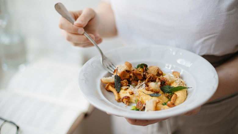 Cremige Polenta mit sautierten Eierschwammerl, Croutons, Kräuteröl, © Mara Hohla