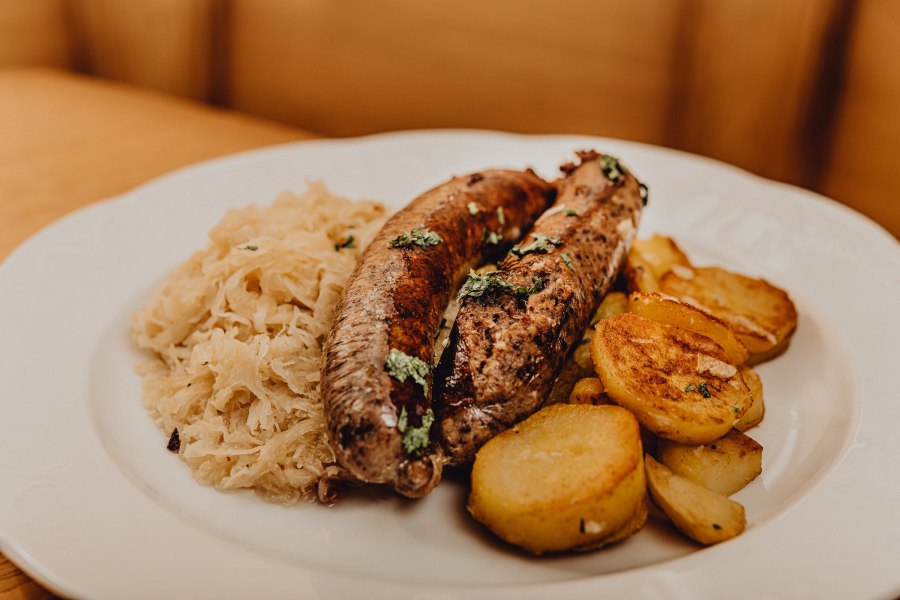 Hausgemachte Leberwurst mit Röstkartoffeln und Sauerkraut, © Niederösterreich Werbung/Klaus Engelmayer