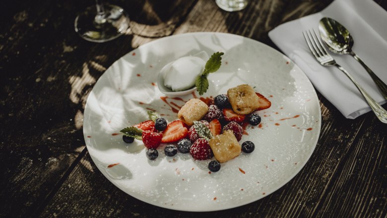 Gebackener Topfen mit Beeren und Joghurteis, © Niederösterreich Werbung/Sophie Menegaldo