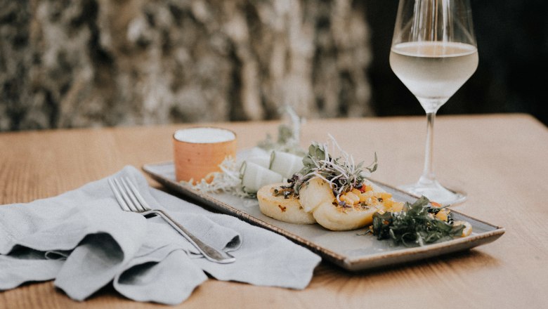 Kartoffelroulade mit Kürbis, Schafkäse und Kräutern gefüllt, © Niederösterreich Werbung/Rita Newman