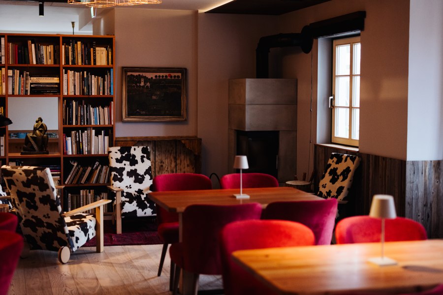 Wohlfühlatmosphäre mit Blick auf Kamin und Bibliothek, © Niederösterreich Werbung/Mara Hohla