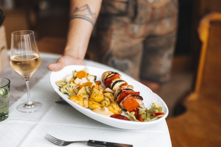 Ein Wirtshausklassiker: Grillspieß, © Niederösterreich Werbung/David Schreiber