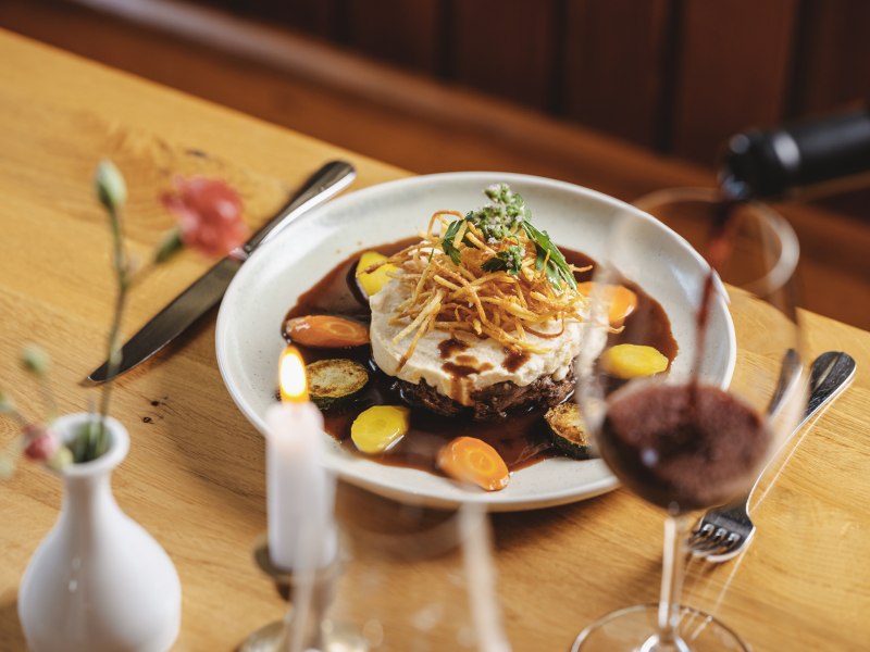 Ochsenschlepp in Zweigeltsauce mit Erdäpfelpüree, © Niederösterreich Werbung/Michael Reidinger