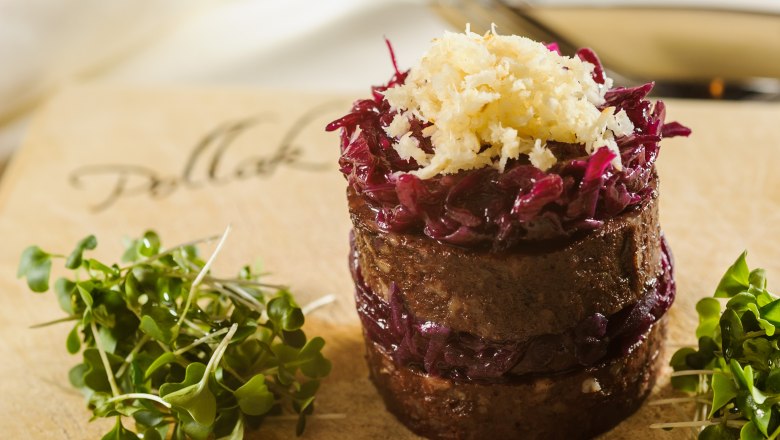 Gebratene Blunz'n mit Rotkrautsalat und frischem Kren, © Pollak's Wirtshaus – Der Retzbacherhof