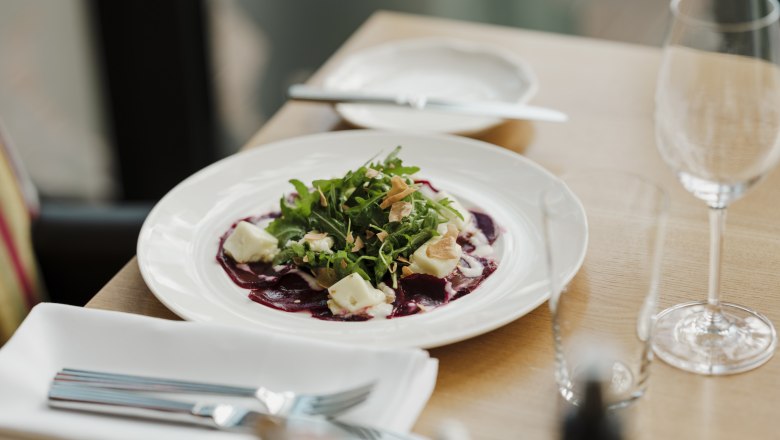 Rote Rüben Carpaccio mit Schafskäse, © Niederösterreich Werbung/ Michael Reidinger