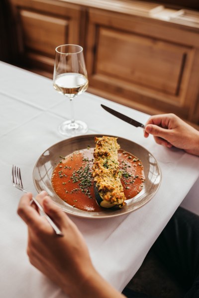 Gefüllte Zucchini mit Tomatensauce, © Niederösterreich Werbung/Daniela Führer