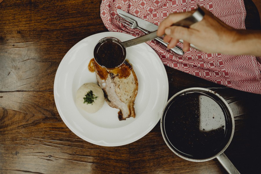 Gefüllter Kümmelbraten mit Erdäpfelknödel, © Niederösterreich Werbung/Rita Newman