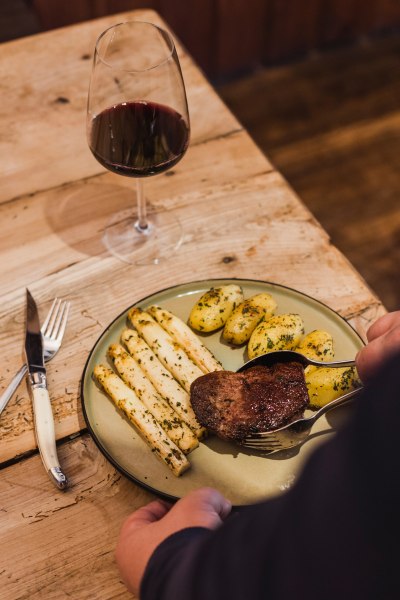 Rinderfilet am heißen Stein gebraten, © Niederösterreich Werbung/David Schreiber