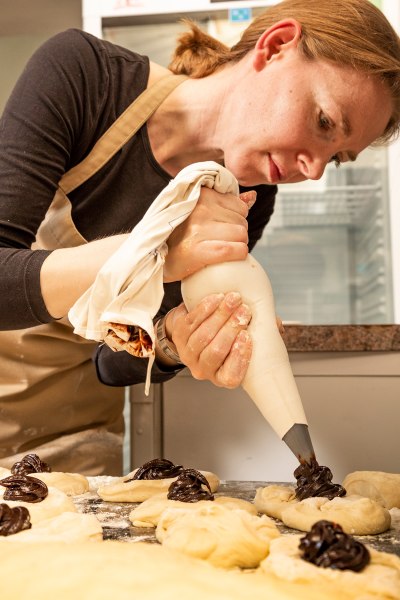 Elvira Smetana bei der Füllung der Germknödel, © Niederösterreich Werbung/Kurt Pinter