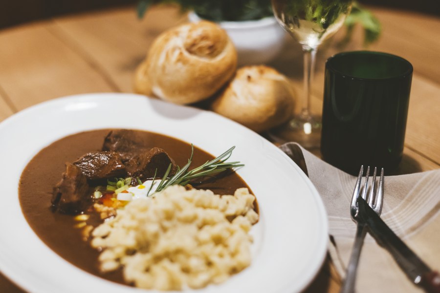 Kalbsrahmgulasch mit Spätzle, © Niederösterreich Werbung/David Schreiber