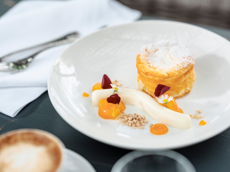 Als Dessert Topfenstrudel-Soufflé, © Niederösterreich Werbung/Michael Reidinger