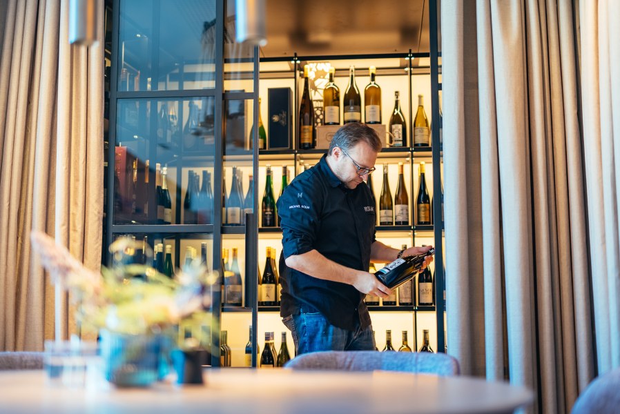 Begehbarer Weinschrank mit bestens temperierten Weinen, © Niederösterreich Werbung/Daniel Gollner