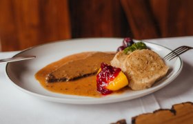 Hirschbraten mit dickem Wurzelsaft und Knödel, © Niederösterreich Werbung/Daniela Führer