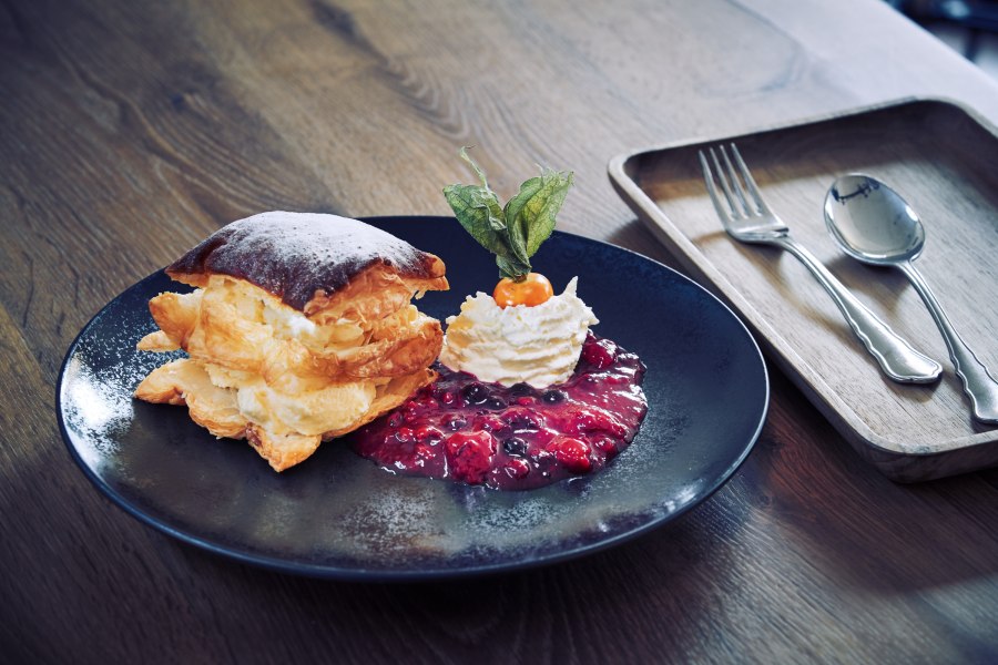 Hauscremeschnitte mit Beerenröster, © Niederösterreich Werbung/Andreas Hofer