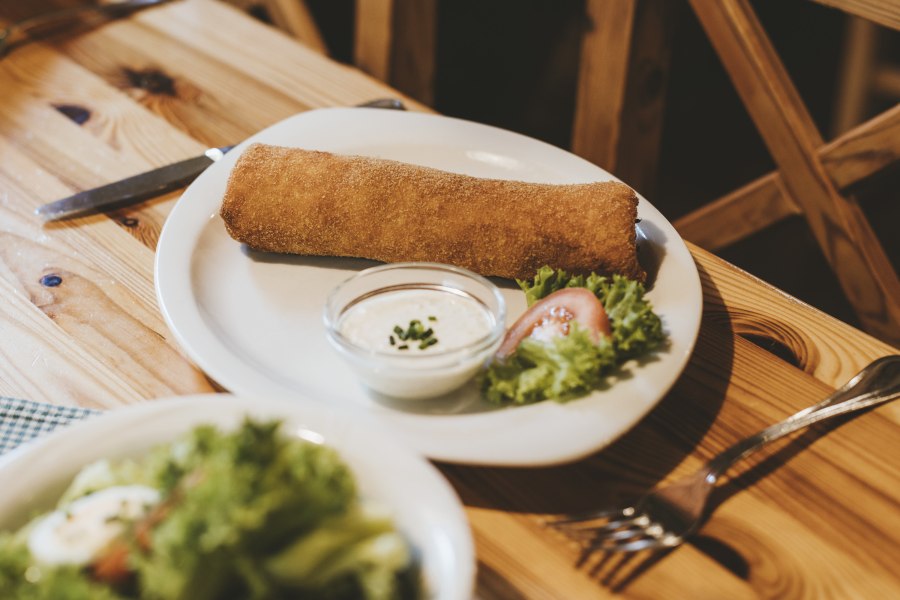 Gebackenes und Zwiebelrostbraten sind bei den Gästen besonders beliebt, © Niederösterreich Werbung/David Schreiber