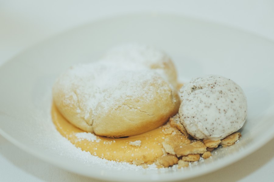 Buchteln mit Marillenmarmelade und Mohneis, © Niederösterreich Werbung/David Schreiber