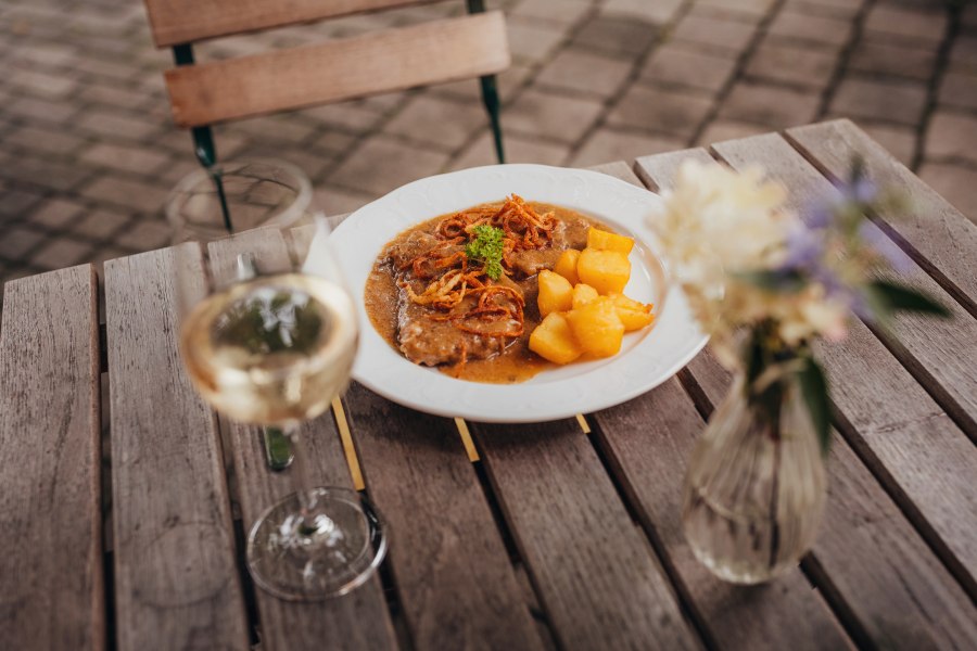 Gedünsteter Zwiebelrostbraten vom Angus-Rind mit Braterdäpfeln, © Niederösterreich Werbung/Daniela Führer