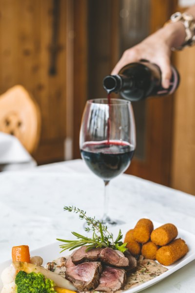 Rehschlögel mit Kroketten, © Niederösterreich Werbung/David Schreiber