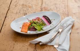 Gebeiztes Lachsforellenfilet mit Rote Rüben-Kren-Terrine, © Rita Newman