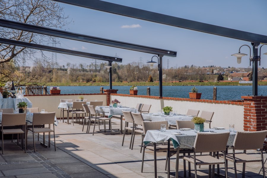 Terrasse mit Blick auf den Stausee, © Niederösterreich Werbung/thecreatingclick.com