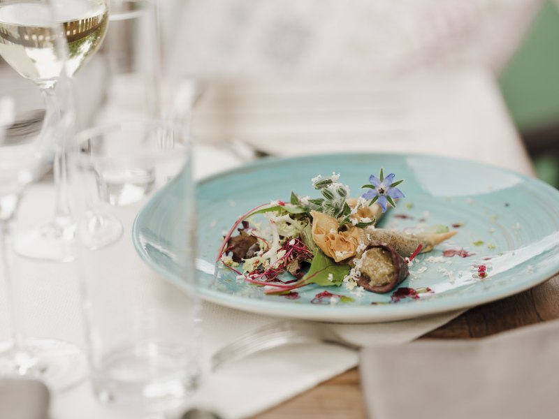 Blunzenspitz mit Melanzani-Kaviar und Pflücksalat, © Niederösterreich Werbung/Michael Reidinger