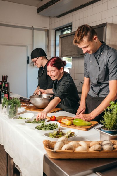 Das motivierte Team vom Schlossgasthof, © Niederösterreich Werbung / Daniela Führer