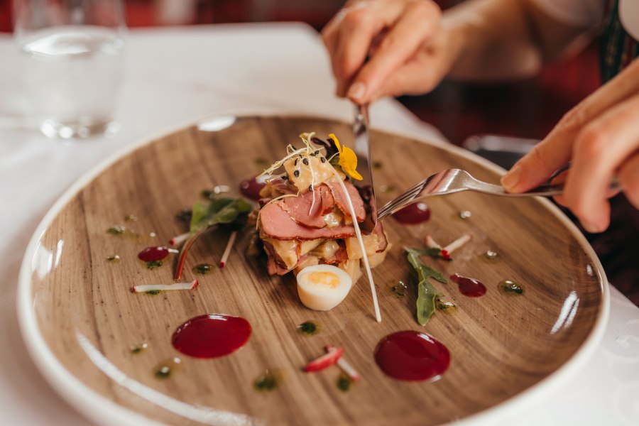 Geräucherte Entenbrust mit Zwetschken-Schalotten-Chutney, © Niederösterreich Werbung/Daniela Führer