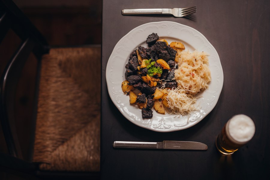 Blunzengröstl mit Erdäpfeln, Sauerkraut und Kren, © Niederösterreich Werbung/Daniela Führer