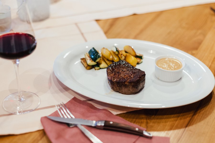 Dry Aged Rinderfilet, Pfeffersauce, Schupfnudeln, © Niederösterreich Werbung/David Schreiber