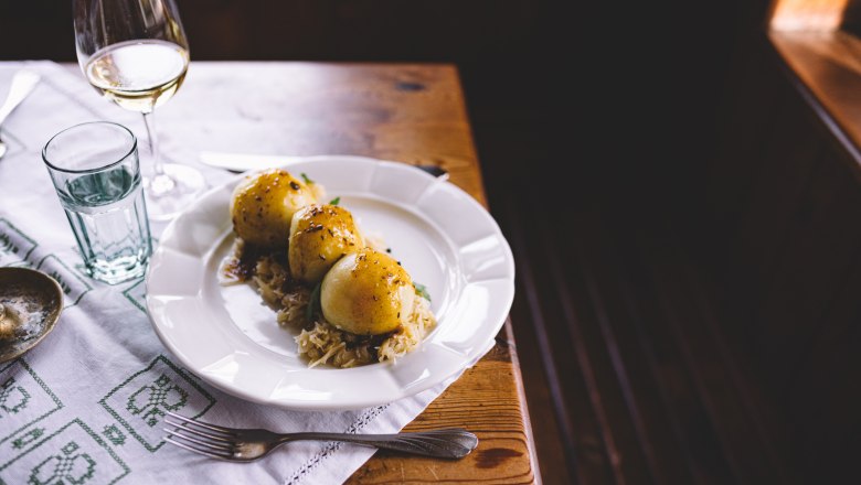 Grammelknödel auf Sauerkraut, © Mara Hohla