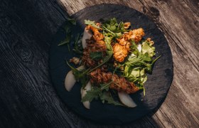 Hühnerfilet, Mandelkruste, Birnen-Most-Salat, © Niederösterreich Werbung/Daniela Führer