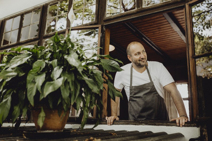 Wirt Andreas Unger schaut auf seine Gäste, © Niederösterreich Werbung/Sophie Menegaldo